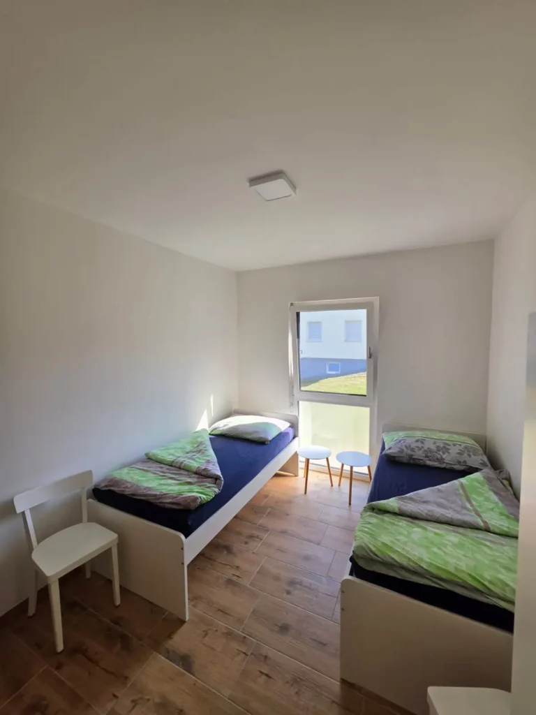 Kinderzimmer mit zwei getrennten Betten
