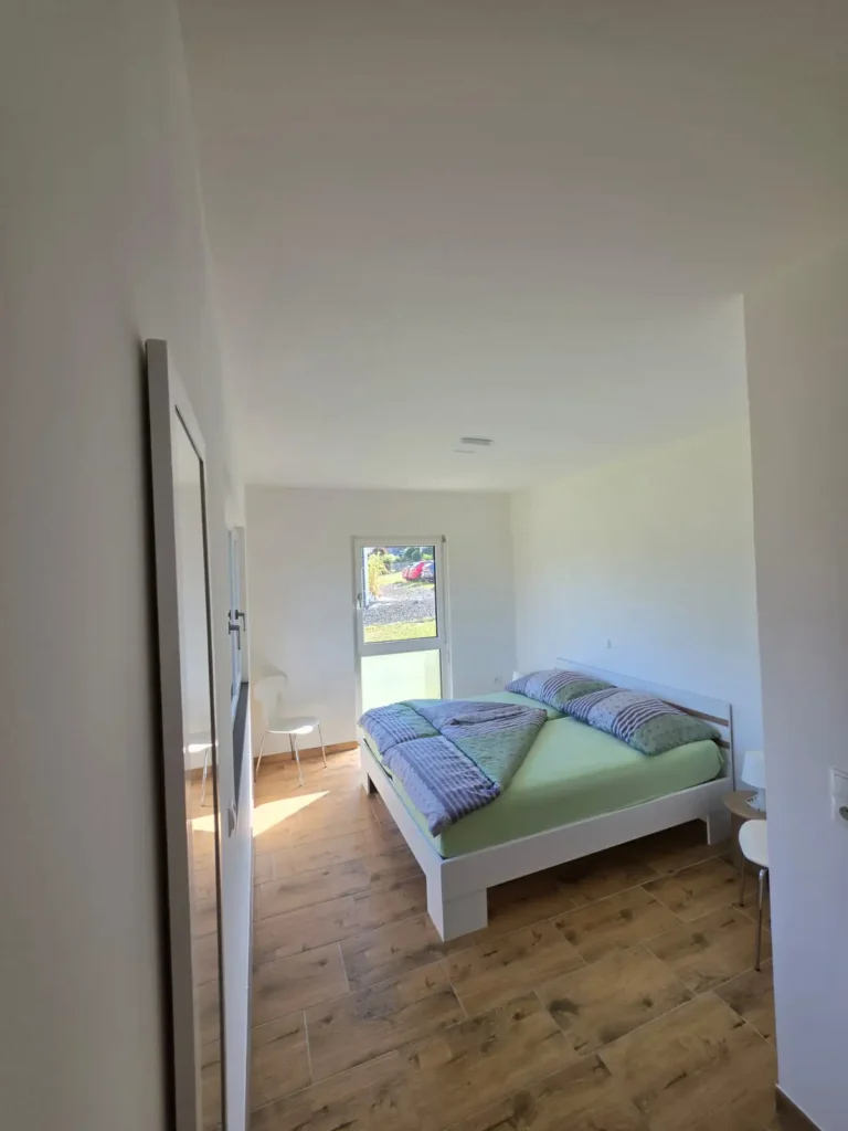 Schlafzimmer mit Blick auf das Doppelbett