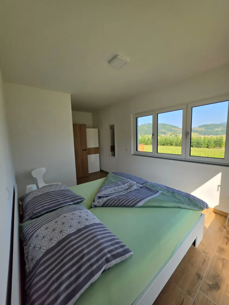 Schlafzimmer mit Blick aus dem Fenster