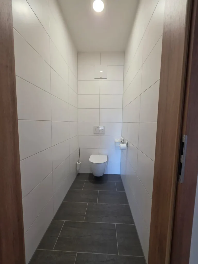WC mit weißen Fließen